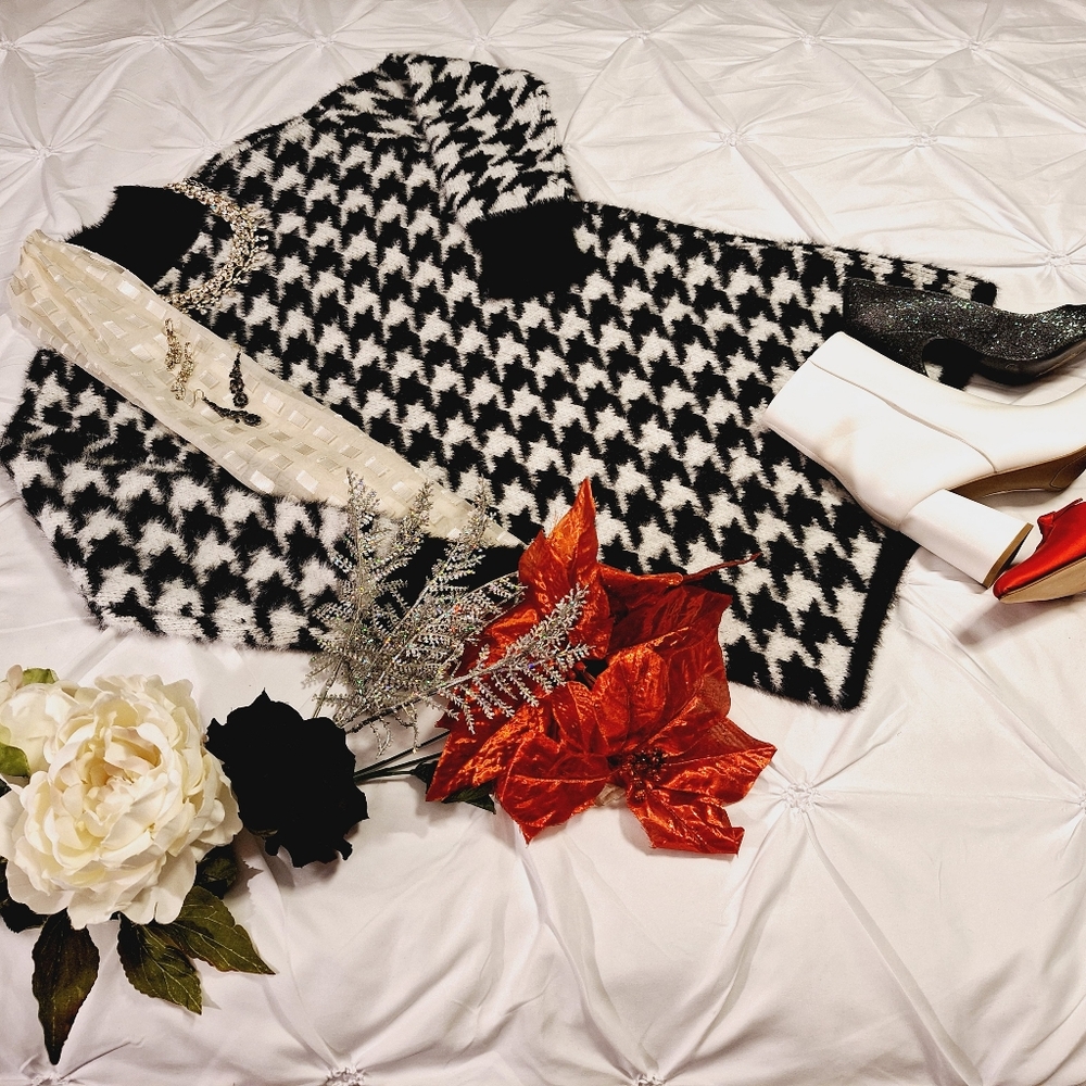 BLACK AND WHITE KNIT HOUNDSTOOTH SWEATER DRESS – NWT – SZ S